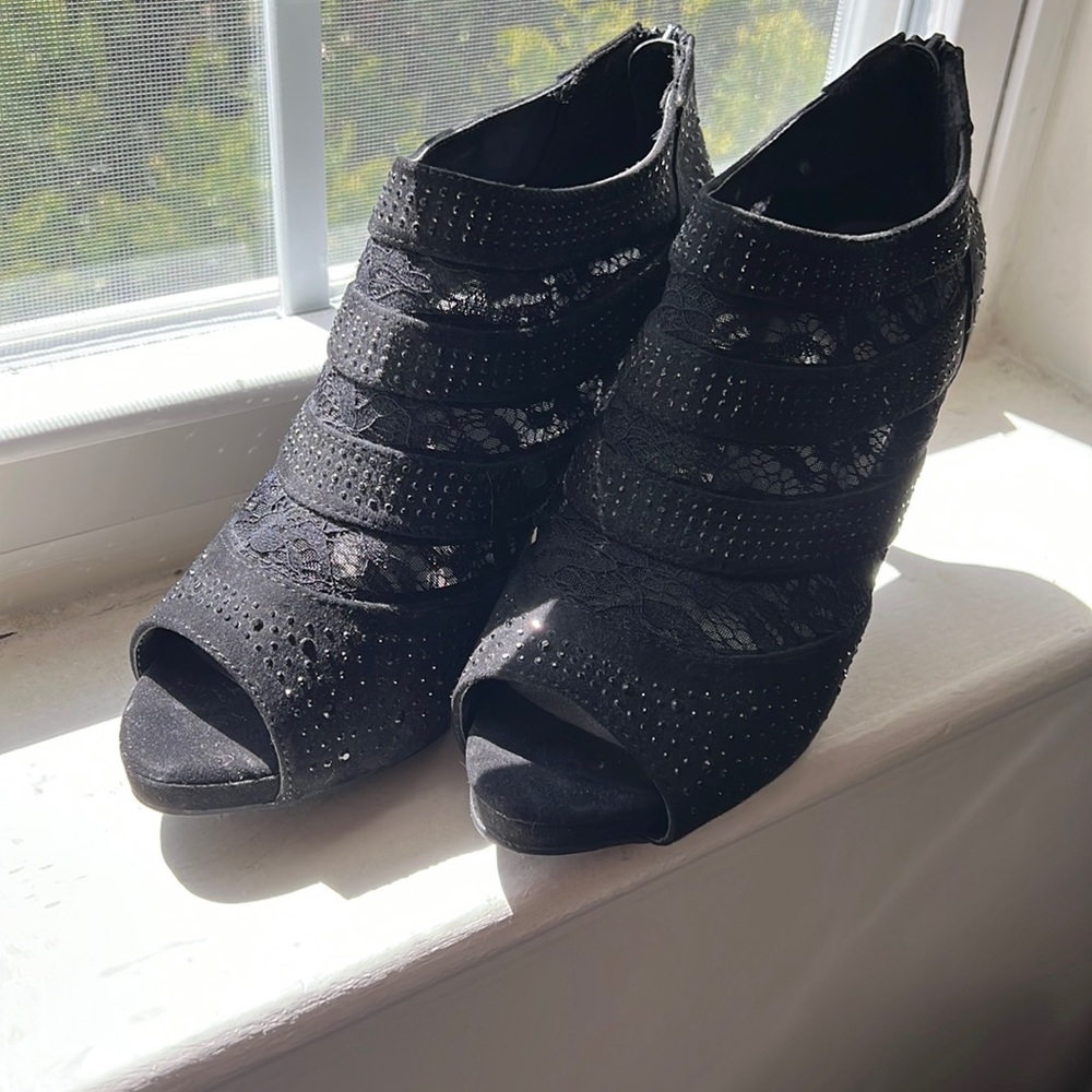 Black lace stiletto zip up heel